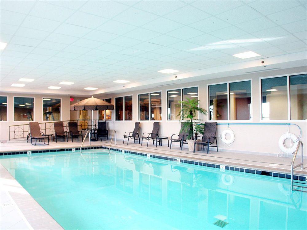 Holiday Inn Express Hotel & Suites Грийнууд Екстериор снимка