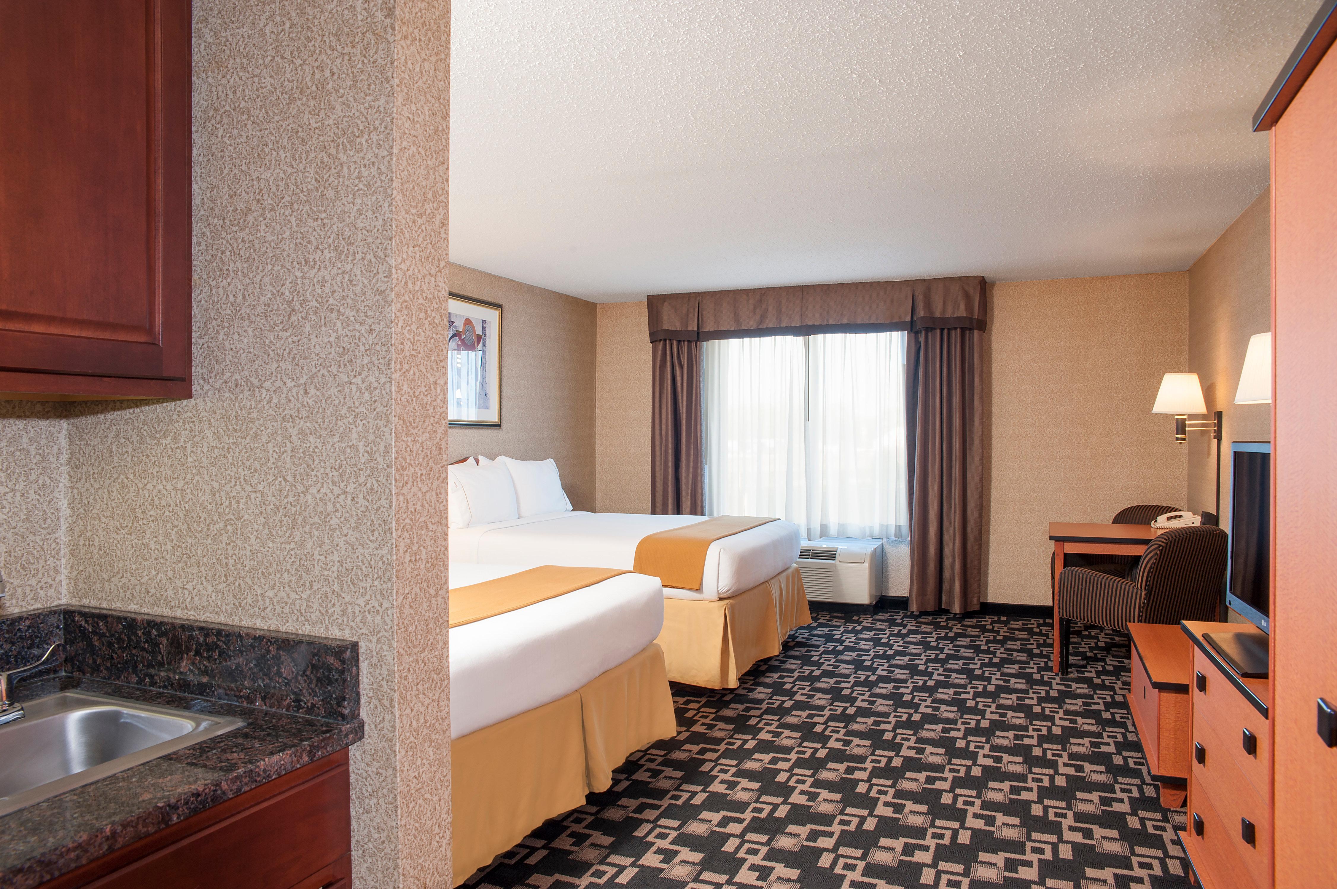 Holiday Inn Express Hotel & Suites Грийнууд Екстериор снимка