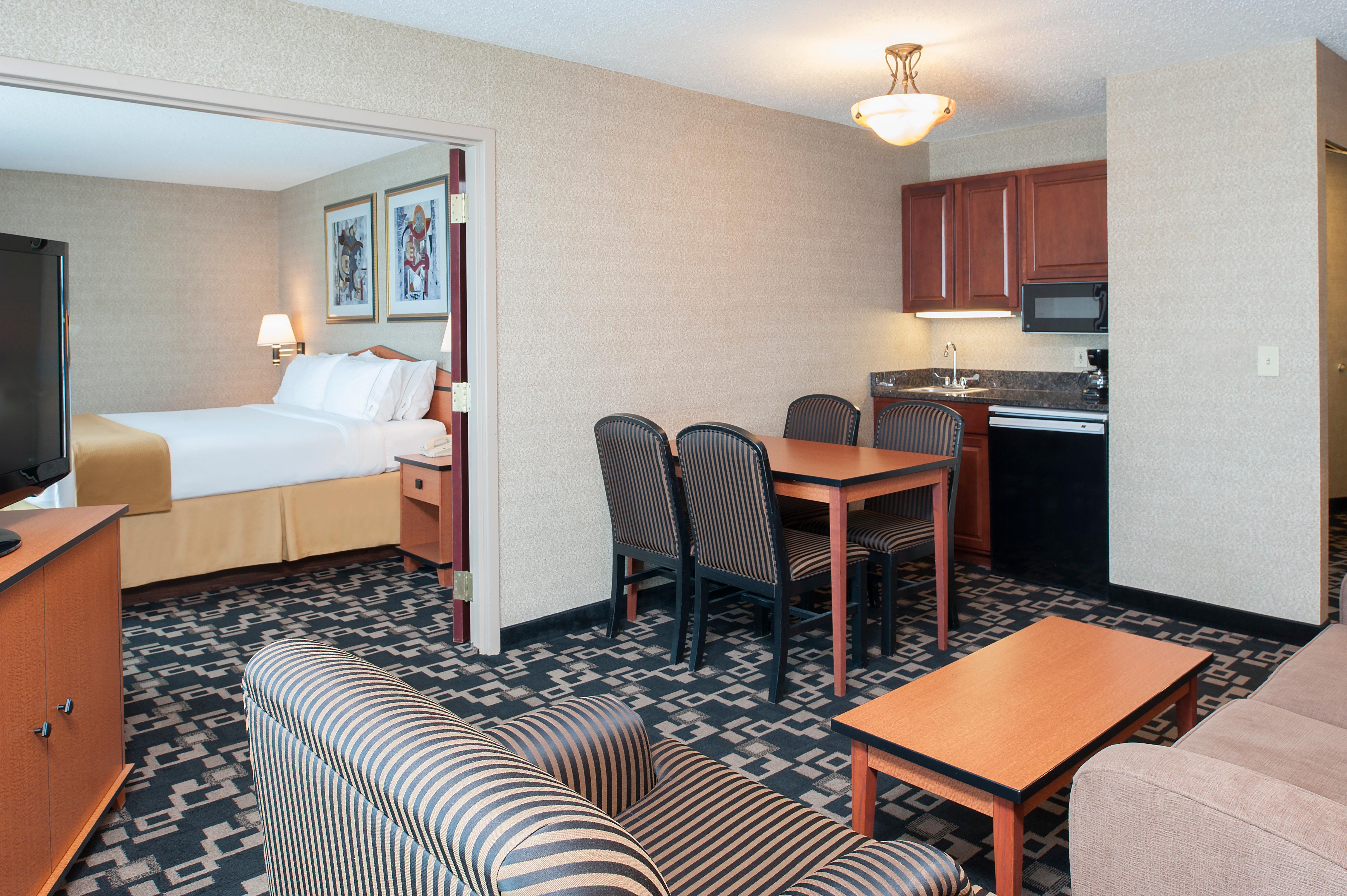 Holiday Inn Express Hotel & Suites Грийнууд Екстериор снимка