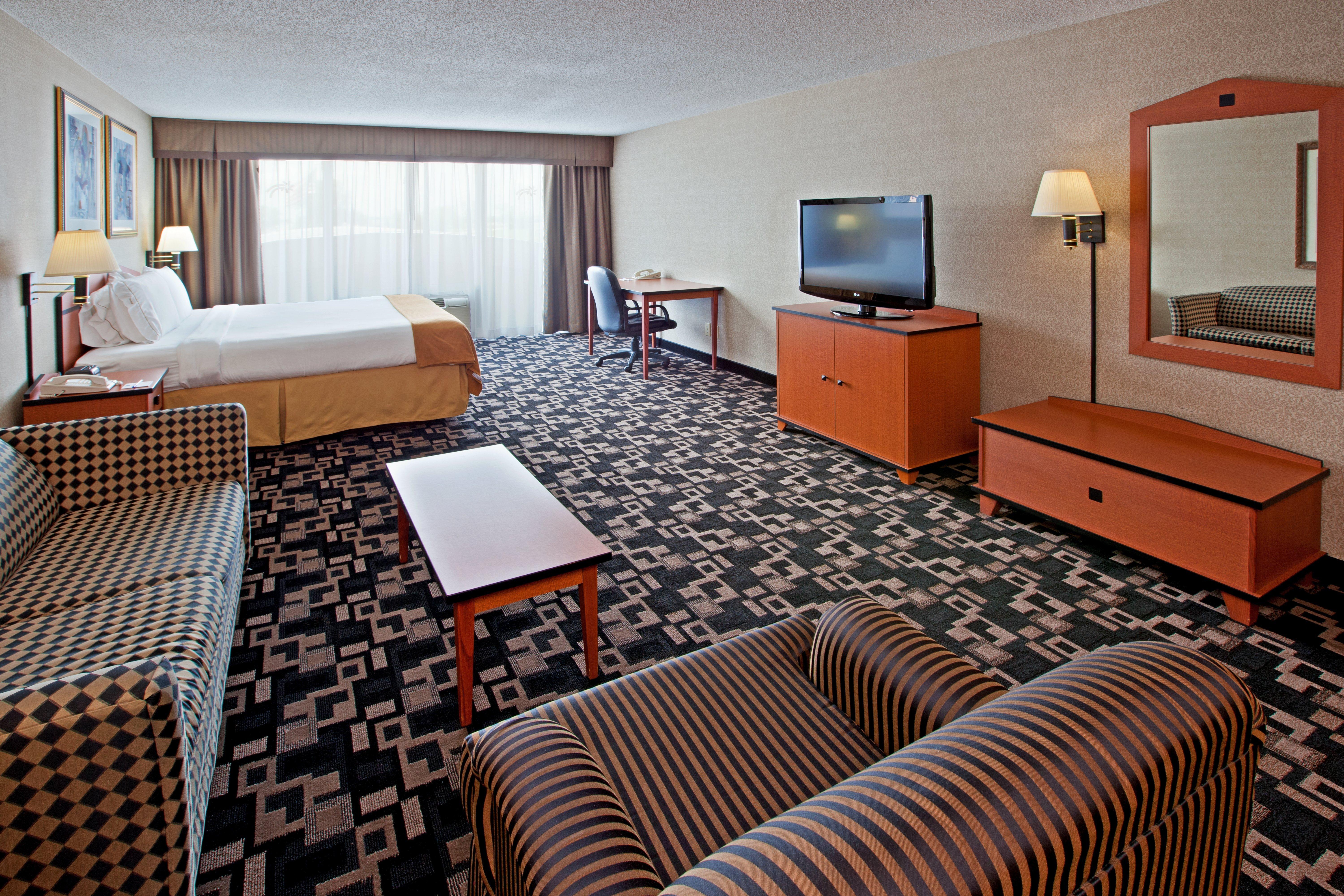 Holiday Inn Express Hotel & Suites Грийнууд Екстериор снимка