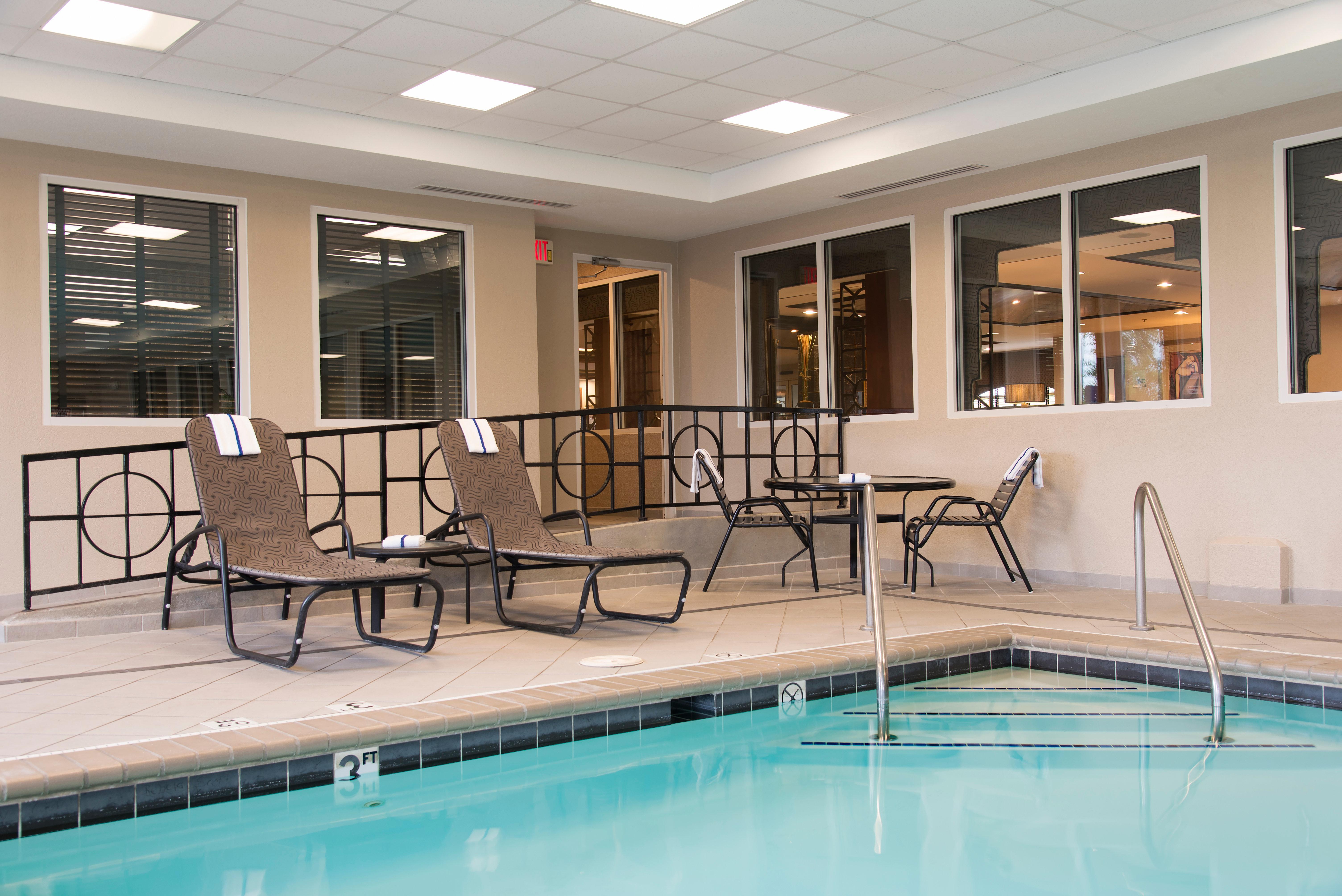 Holiday Inn Express Hotel & Suites Грийнууд Екстериор снимка