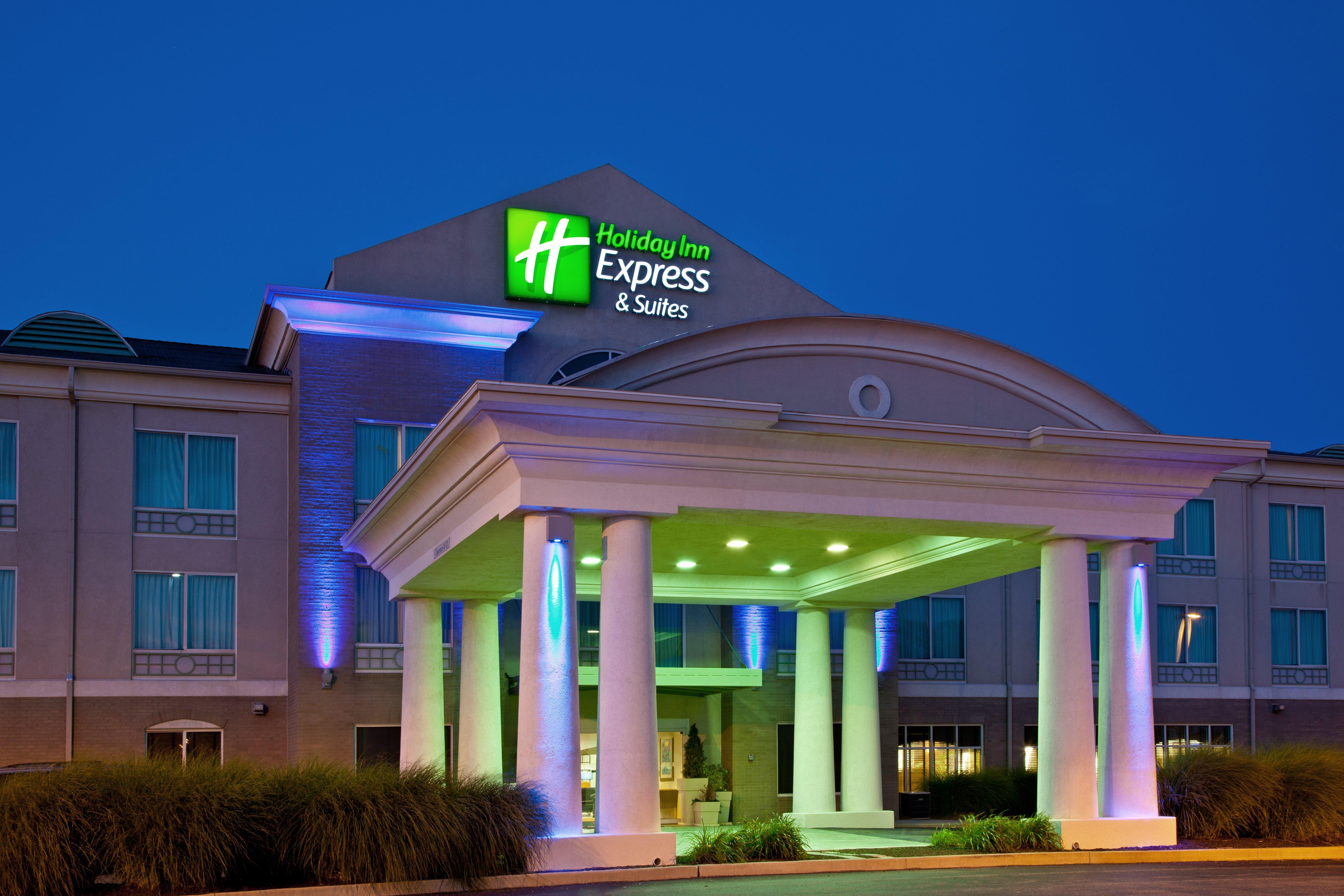 Holiday Inn Express Hotel & Suites Грийнууд Екстериор снимка