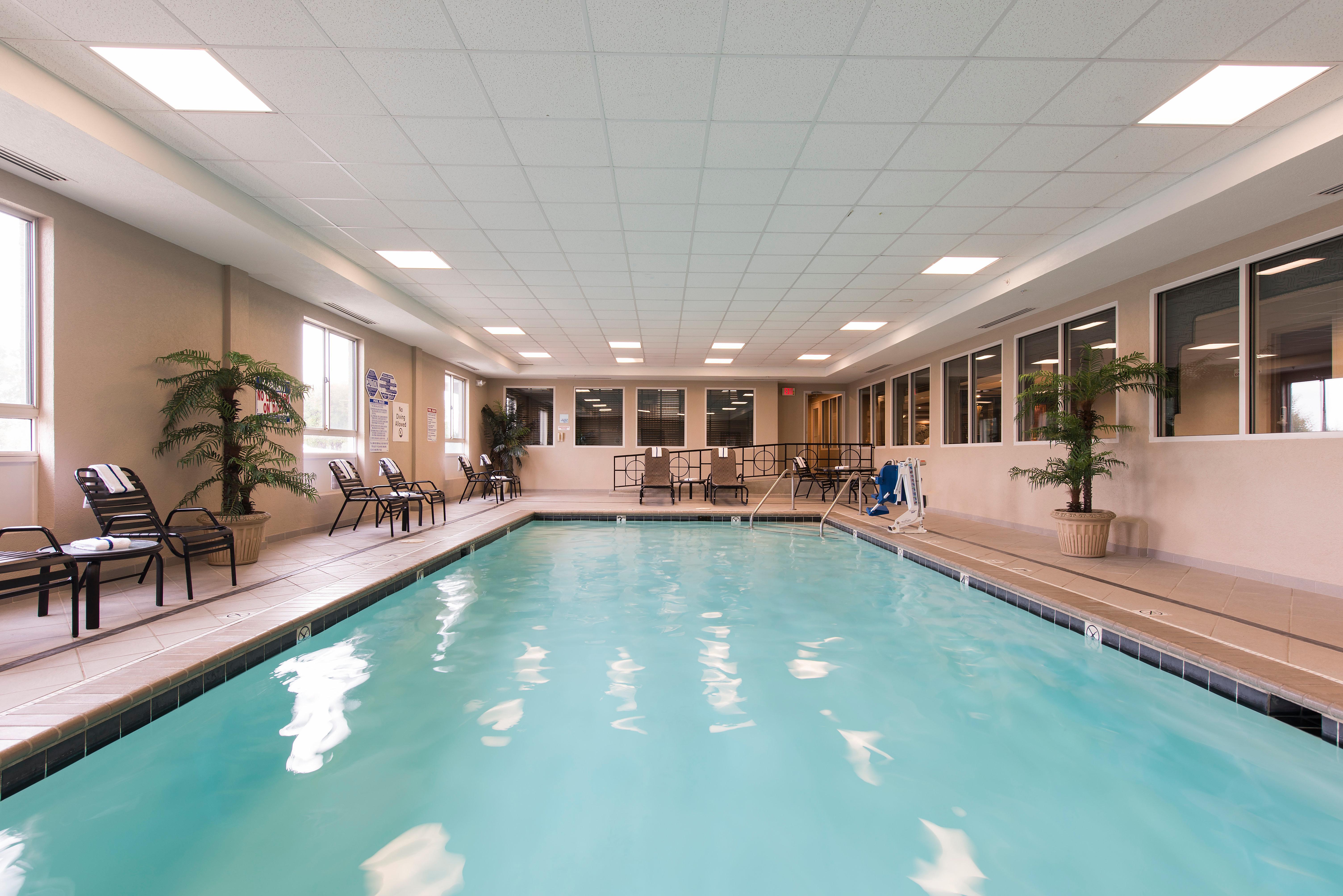 Holiday Inn Express Hotel & Suites Грийнууд Екстериор снимка