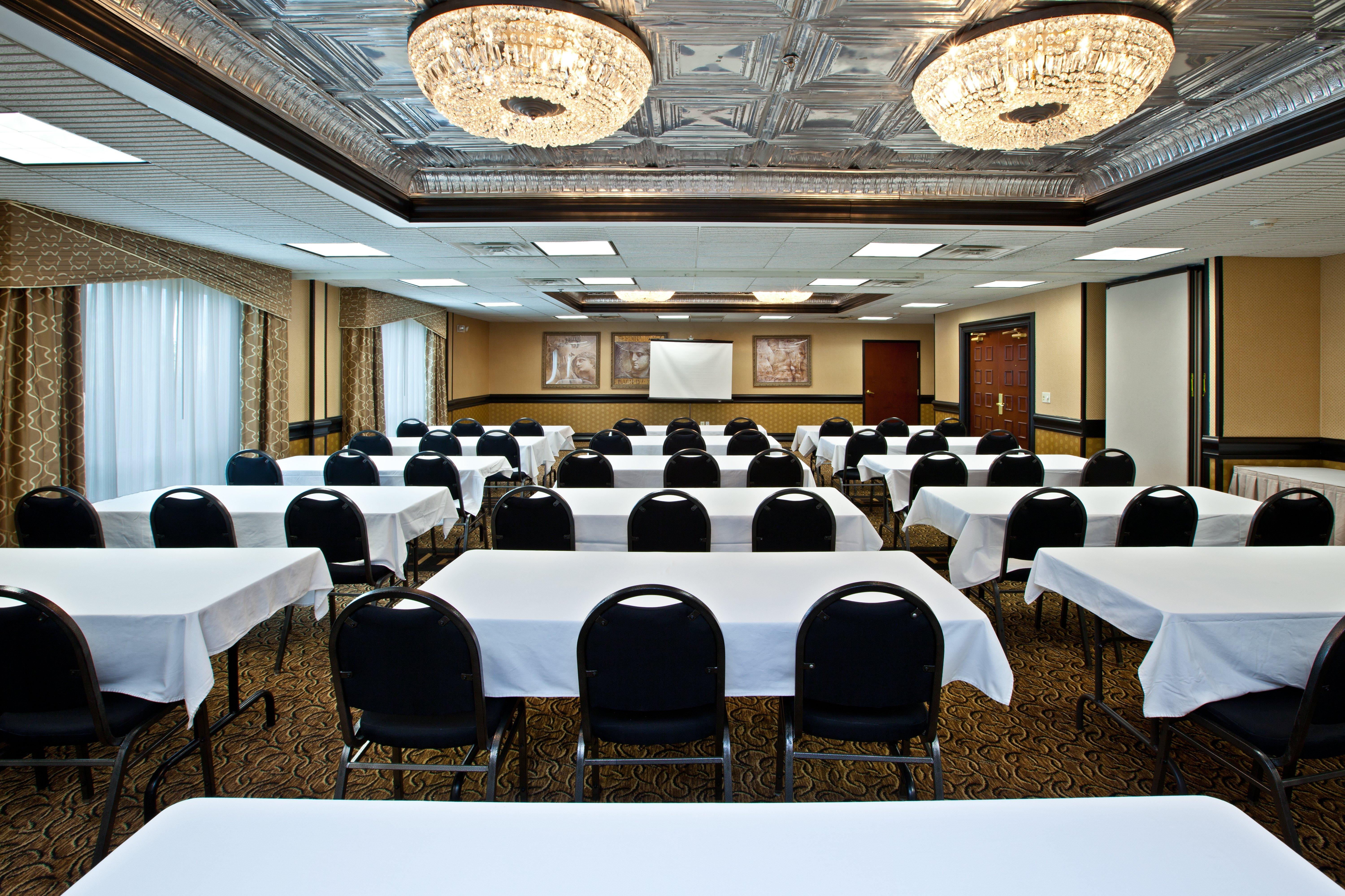 Holiday Inn Express Hotel & Suites Грийнууд Екстериор снимка