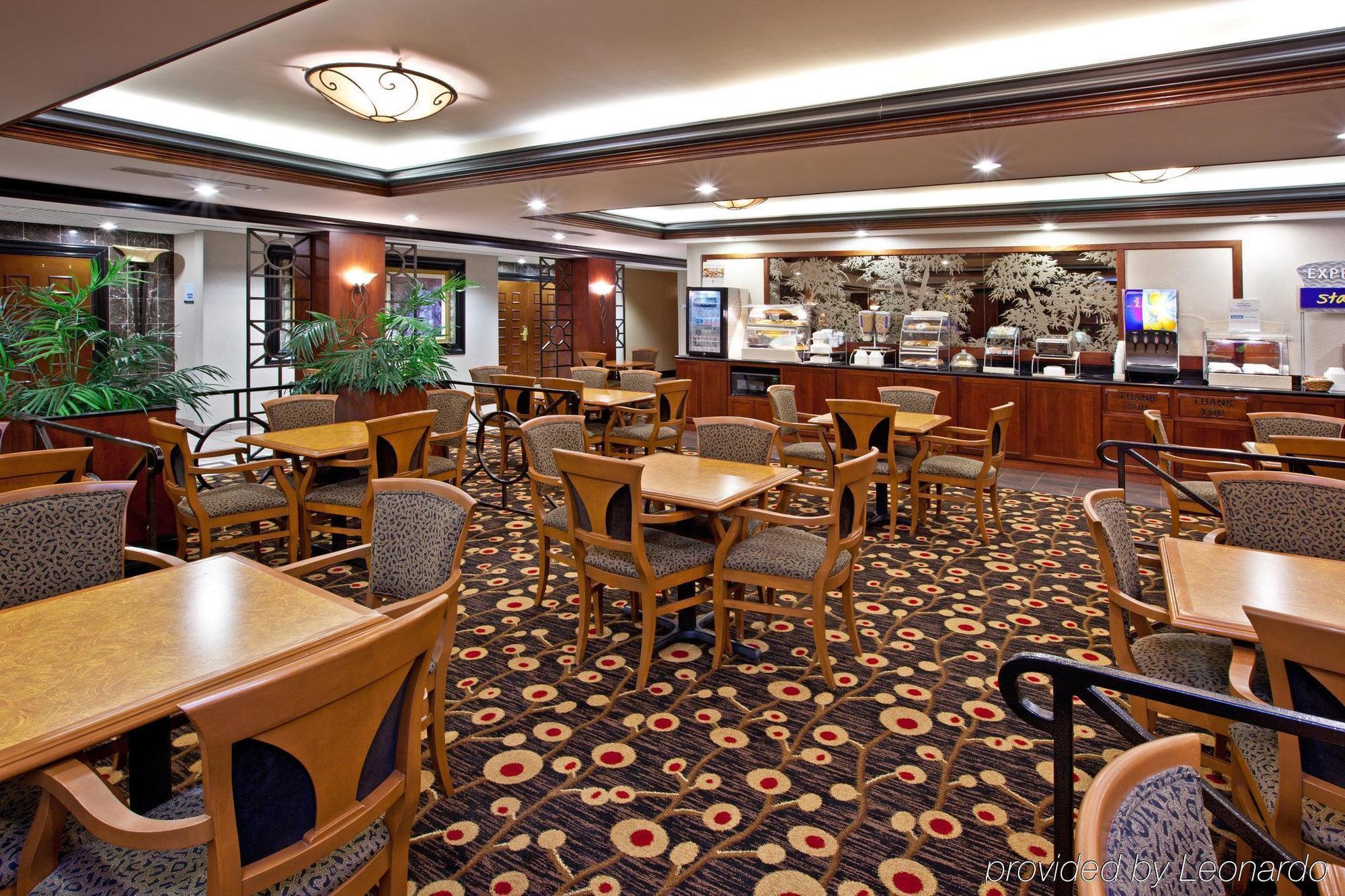 Holiday Inn Express Hotel & Suites Грийнууд Ресторант снимка