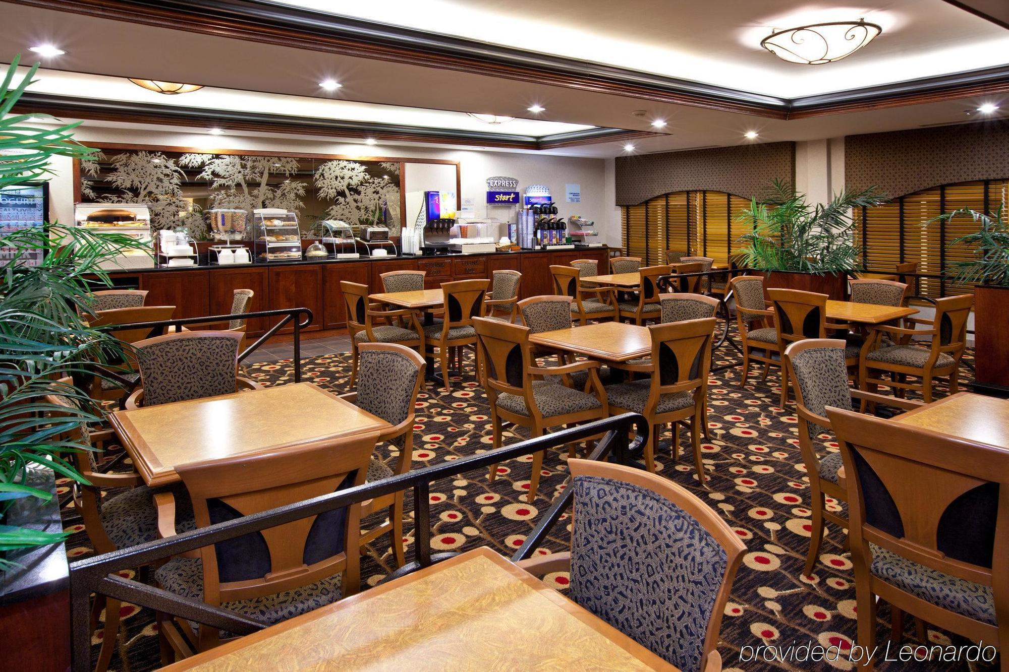 Holiday Inn Express Hotel & Suites Грийнууд Екстериор снимка