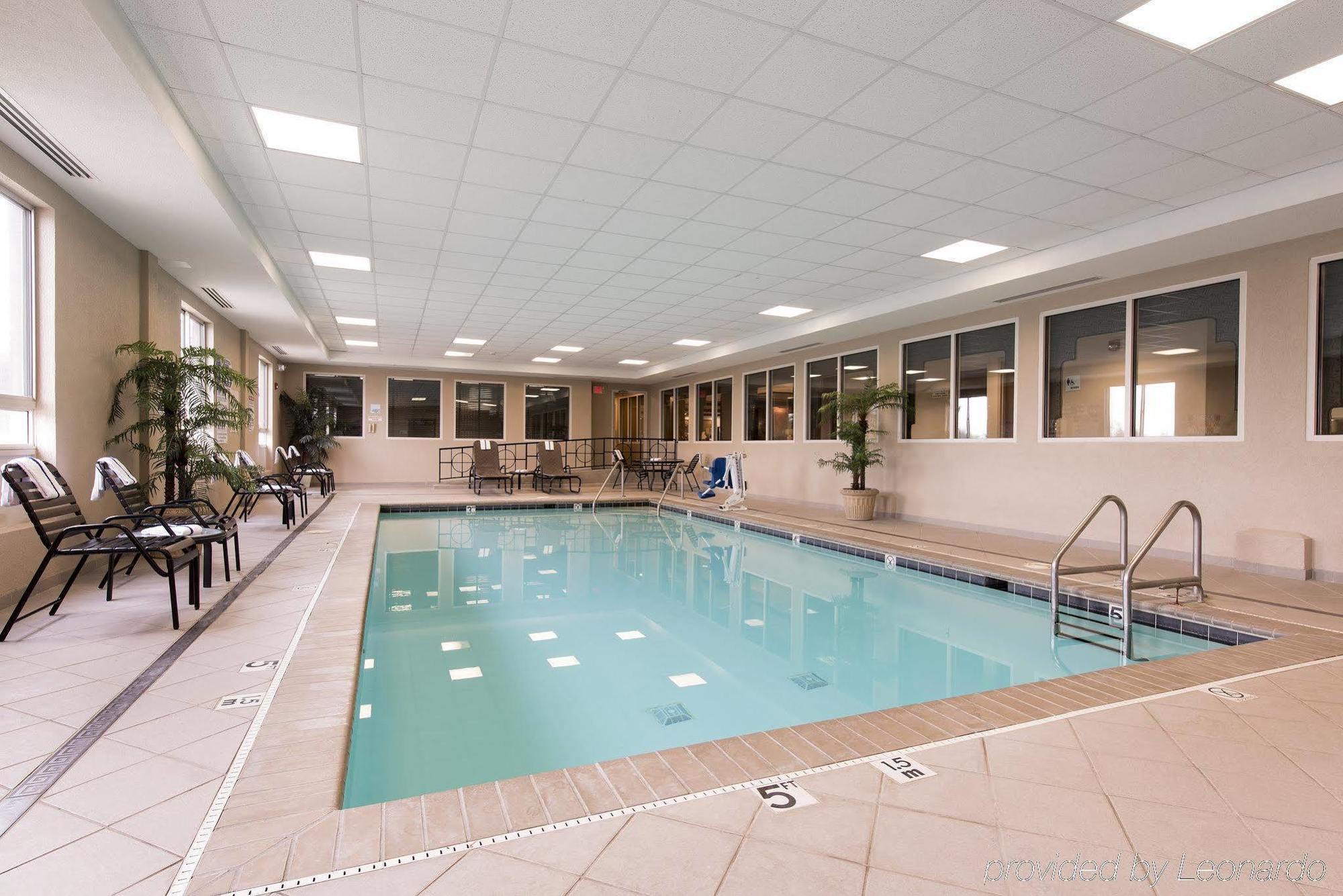 Holiday Inn Express Hotel & Suites Грийнууд Екстериор снимка